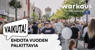 Ihmisiä Kesäkatu-tapahtumassa Kauppakadulla.