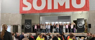 Lapsikuoro esiintyy Kankunharjun koulun harjannostajaisissa.