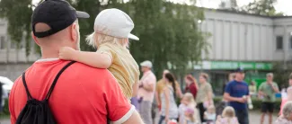 Isä ja lapsi tapahtumassa.