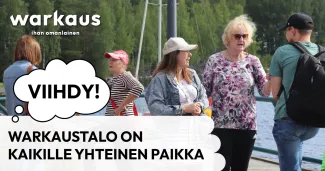 Ihmiset kävelevät sillan yli menevällä luontopolulla Kämärillä.